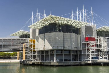 Lizbon, Portekiz 'deki Parque das Nacoes bölgesindeki modern Oceanarium binasının güzel manzarası
