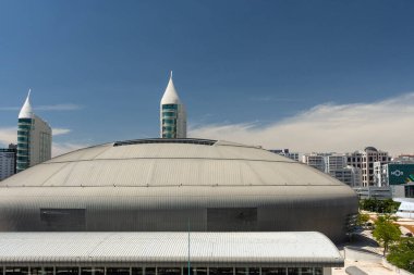 Lizbon, Portekiz 'deki Parque das Nacoes bölgesinde modern binaları gezmek için güzel bir manzara.