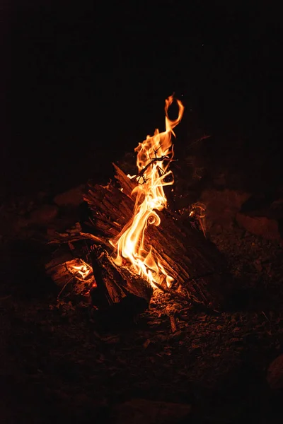 Flammen Auf Schwarzem Hintergrund — Stockfoto