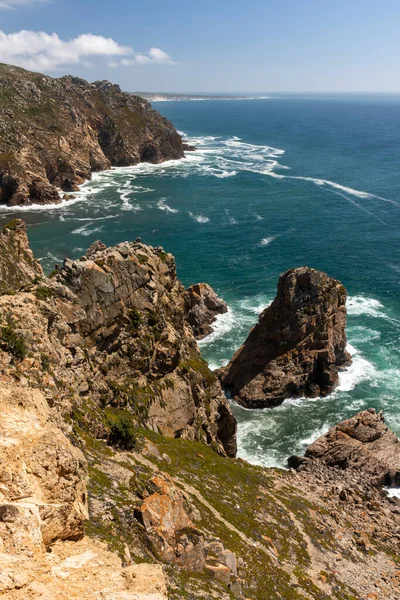 Lizbon, Portekiz yakınlarındaki Cabo da Roca 'daki kayalık kayalıkların ve okyanus kıyısının manzarası çok güzel.