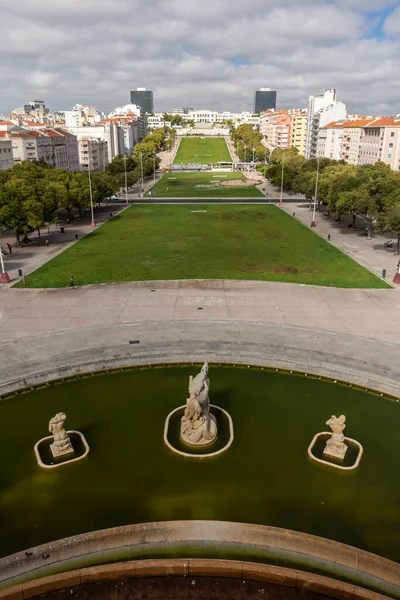 포르투갈 리스본의 중앙에 건물들을 바라보는 아름다운 — 스톡 사진