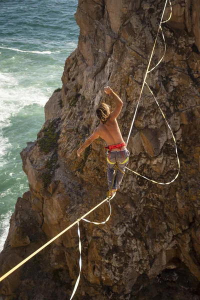 ポルトガルリスボン近くのカボ ロカの美しい岩場の海岸風景の男性ハイライナーへの美しい眺め — ストック写真