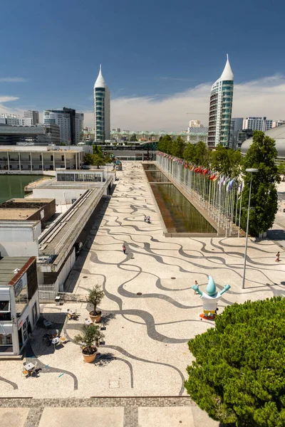 Bela Vista Para Edifícios Modernos Bandeiras Praça Pública Área Parque — Fotografia de Stock