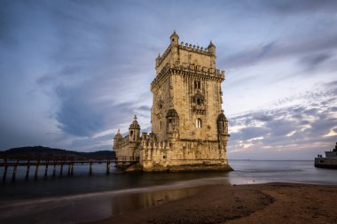 Portekiz, Lizbon 'daki Belem Kulesi' nin eski tarihi binasının güzel manzarası