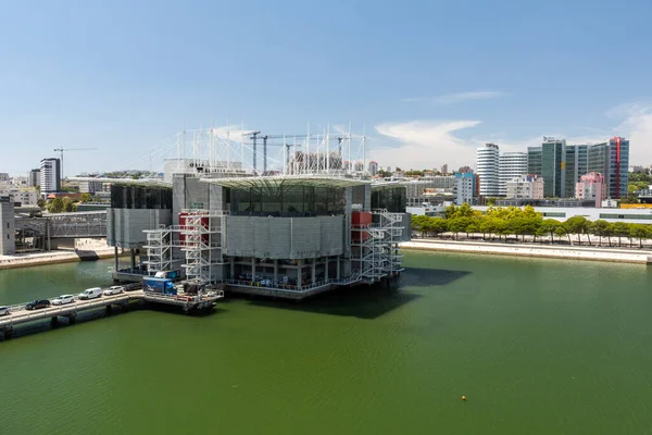 ポルトガルのリスボンにあるParque Das Nacoes地区にあるモダンな水族館の建物への美しい眺め — ストック写真