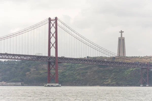 ポルトガルリスボンの25 Abril橋 クリスト レイとテジョ川への美しい景色 — ストック写真