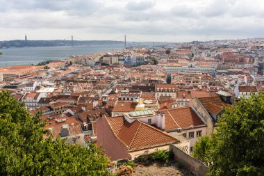 Lizbon, Portekiz 'in merkezindeki eski tarihi şehir binalarına güzel manzara