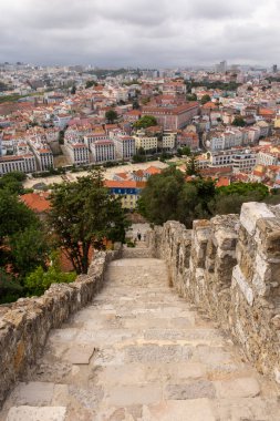 Lizbon, Portekiz 'in merkezindeki tarihi şehir binaları ve şatoya güzel bir manzara