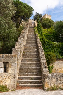 Lizbon, Portekiz 'in merkezindeki tarihi kale duvarları ve kulelerine güzel bir manzara