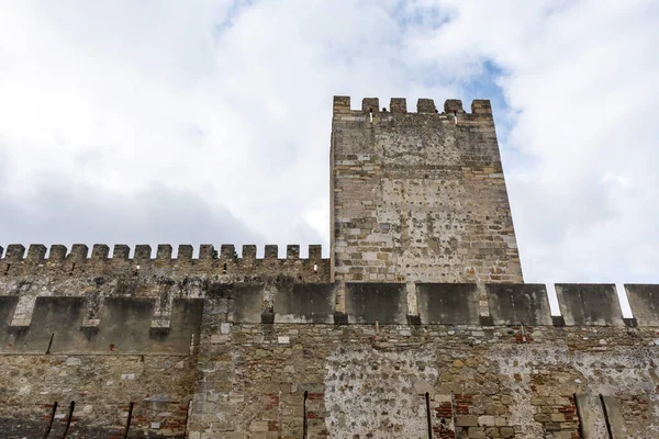 Piękny Widok Stare Mury Wieże Zamkowe Centrum Lizbony Portugalia — Zdjęcie stockowe
