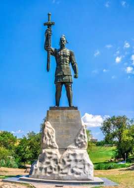 Zaporozhye, Ukrayna 07.21.2020. Ukrayna 'nın Zaporozhye kentindeki Voznesenovsky parkındaki Svyatoslav Igorevich anıtı güneşli bir yaz sabahı