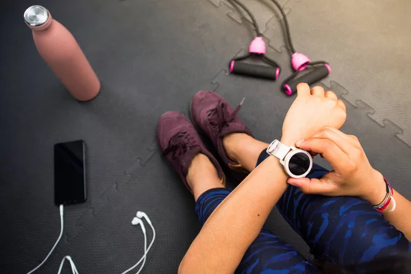 Close Vrouw Kijken Naar Haar Smartwatch Tijdens Het Doen Van — Stockfoto