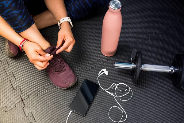 Detail Van Vrouw Die Schoeisel Bindt Sporten Zwarte Rubberen Vloermat — Stockfoto