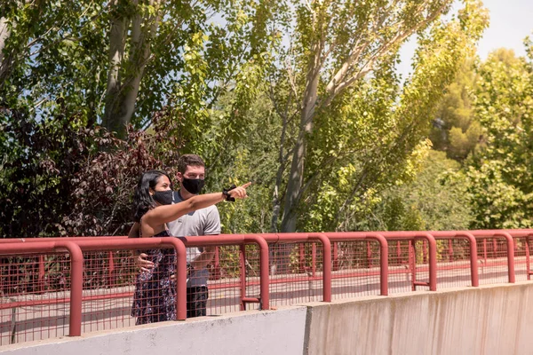 Genç Melez Irk Kadın Işaret Ediyor Coronavirus Için Koruyucu Maske — Stok fotoğraf