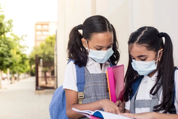 Portrait Cute Classmates Wearing Medical Mask Reading School Outdoor Photography — Stock Photo, Image