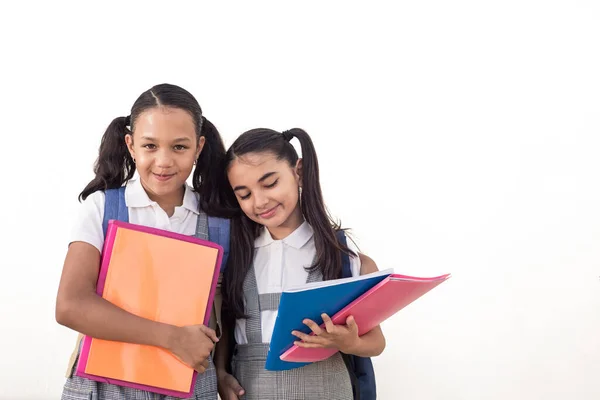 Adoráveis Alunas Com Uniforme Cadernos Nas Mãos Melhores Amigos Escola — Fotografia de Stock