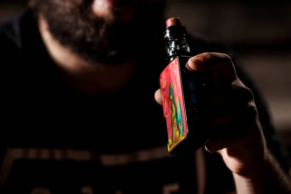 Detail Red Electronic Cigarette Vaper Machine Hand Man Long Beard — Stock Fotó