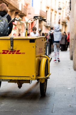 Barselona, İspanya 23 Aralık 2019. Teslimat şirketinden bisiklet - Barcelona sokaklarında DHL