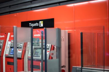 Barselona, İspanya - 23 Aralık 2019 Barcelona metrosundaki bir metro istasyonunda otomatik bilet satışı makinesi. Arka planda kırmızı duvar var..