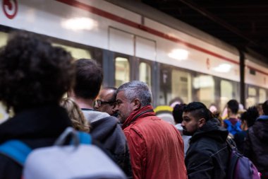 Barselona, İspanya, 23 Aralık 2019. Metroyu bekleyen insanlar, bakım işleri için kuyrukta bekleyenler.