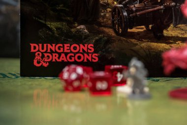 Barselona, İspanya, 22 Aralık 2019: Dungeons and Dragons rol yapma oyunu. Baharatlar ve minyatürler odaklanamıyor. Rol yapma oyununun logosuna odaklan.