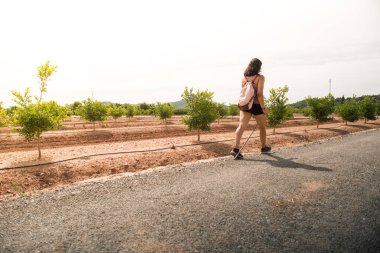 Yalnız bir kadın karar vermek için yolda yürüyor. Yürüyüş ve başarılar
