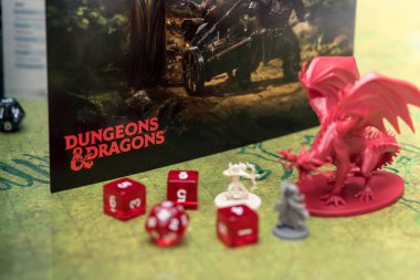 Barselona, İspanya, 22 Aralık 2019: Dungeons and Dragons rol yapma oyunu. Savaş alanında baharatlar ve minyatürler. Rol yapma oyununun logosuna odaklan.