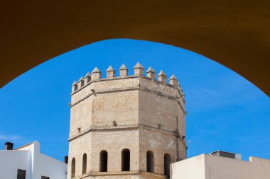 Torre de la Plata, Almohad Halifeliği tarafından 13. yüzyılda yapılmış askeri kule. Sevilla, İspanya. Kemer altında görüntüle