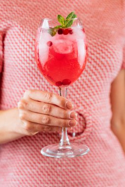 Parlak yaz alkollü kokteyller bir kızın ellerinde.