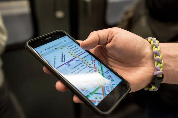 Barcellona Spagna Dicembre 2019 Ragazzo Guarda Mappa Della Metropolitana Barcellona — Foto Stock