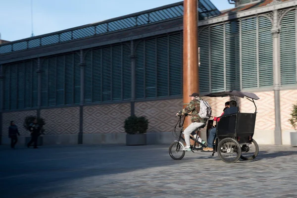 バルセロナのタクシー三輪車は 市内中心部を通って観光客を輸送します 背景には 誕生した文化 記憶センター — ストック写真