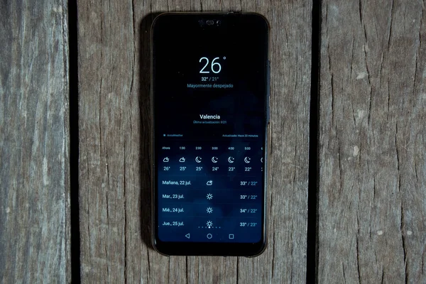 Sami Chytrý Telefon Sledování Počasí Valencii Pozadí Dřeva — Stock fotografie