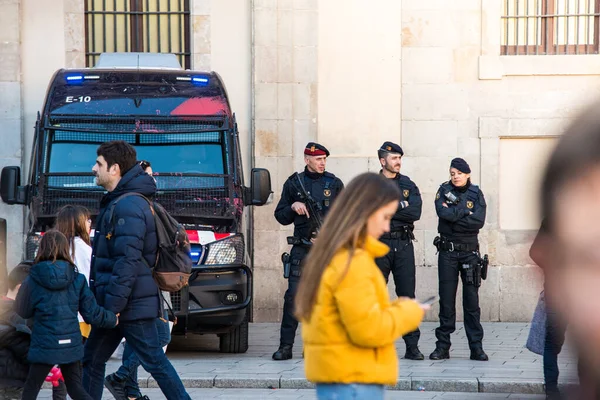 バルセロナ スペイン2019年12月23日警察車両と3人の警察官は 混乱して路上で モッソスデスクアドラ カタルーニャの自治警察 前の人たち — ストック写真