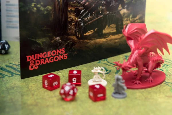 Barselona, İspanya, 22 Aralık 2019: Dungeons and Dragons rol yapma oyunu. Savaş alanında baharatlar ve minyatürler. Rol yapma oyununun logosuna odaklan.