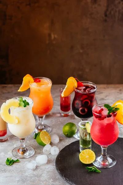 Heldere Zomer Alcoholische Cocktails Een Grijze Achtergrond — Stockfoto