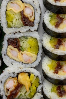 Suşi maki sarıyor. Makroyu kapat.