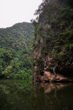 Tasik Cermin, etrafını gören bir göl.