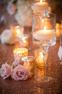 Pembe Güller ve Yüzen Mumlar Köpüklü Düğün Masasında
