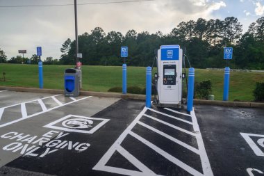 EV şarj istasyonunda asma izleri var..