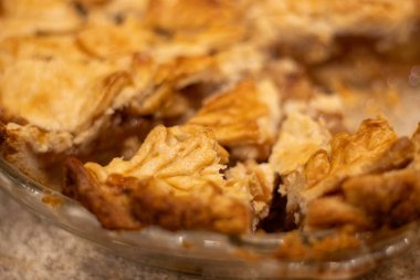 Taze kesilmiş elmalı turta Pasta Tabağına Dilimleme