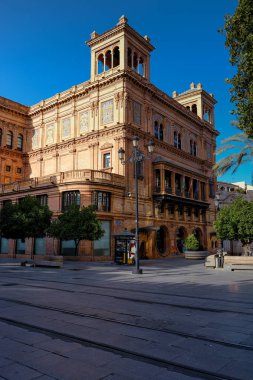 Sevilha 'daki eski bir tipik binanın detayları.