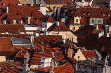 Puslu bir sabahta tepeden Eski Prag 'ın manzarası