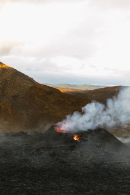 İzlanda 'da volkanik patlama lav ve duman püskürdü.