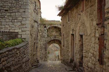 Bir ortaçağ köyünün kaldırımlı taş yolu.