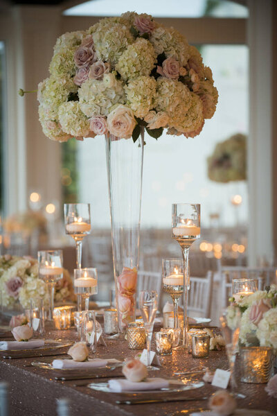 Элегантный свадебный стол с цветочным центром и Cand