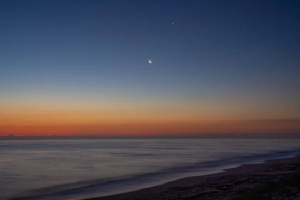 Sonnenaufgang an der Weltraumküste — Stockfoto