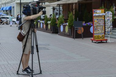 Kameraman. Kamera kafası yerine. 