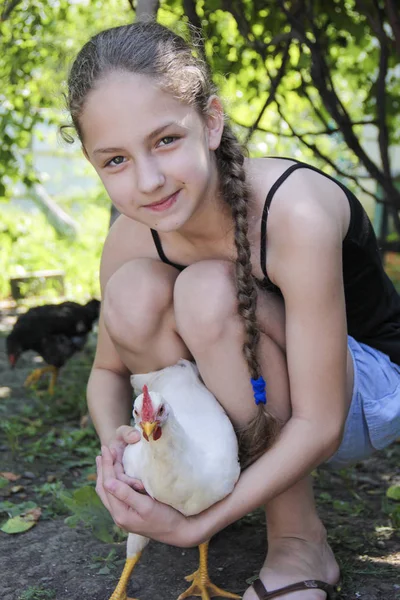 Kleines Mädchen Mit Huhn — Stockfoto