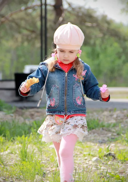 Petite Fille Mignonne Sur Une Promenade Avec Des Fleurs Dans — Photo