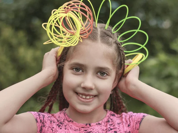 Retrato Uma Menina Bonito Jogando Rua — Fotografia de Stock